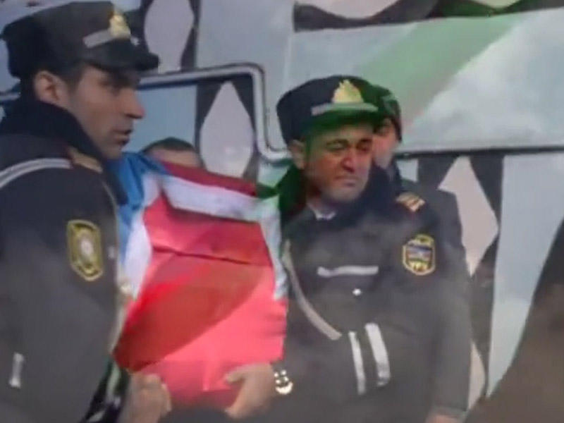 Şəhidimizin cənazəsini gətirən polis hönkürdü - VİDEO