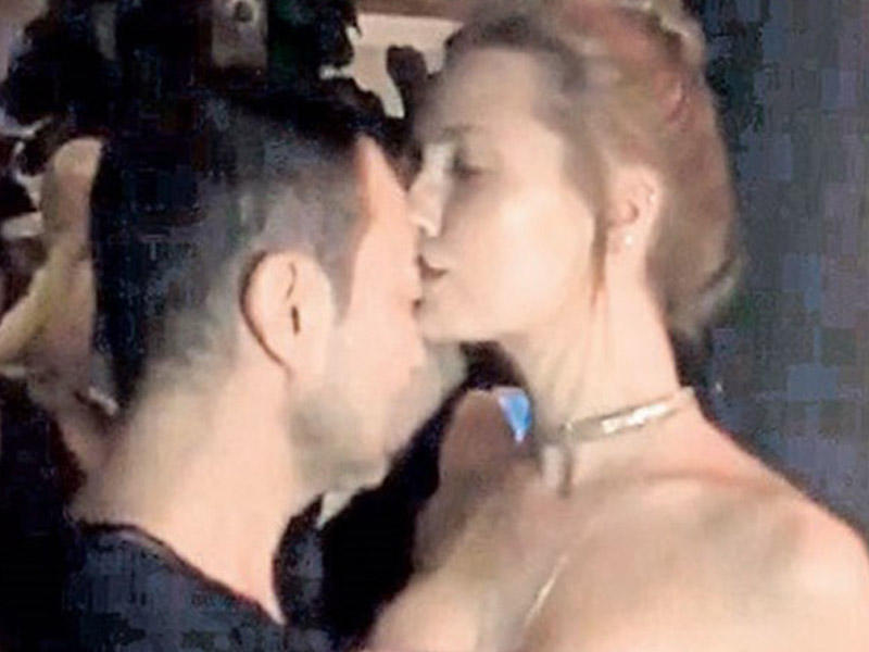 Sərdar arvadının göbəyindən öpdü, o da şəklini çəkib paylaşdı - FOTO