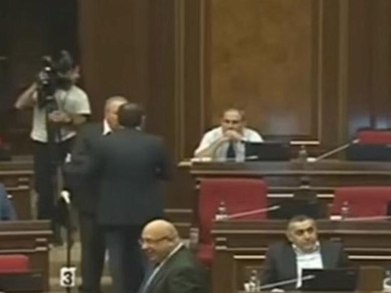 Ermənistan parlamentində DAVA: deputatlar bir-birini... - VİDEO