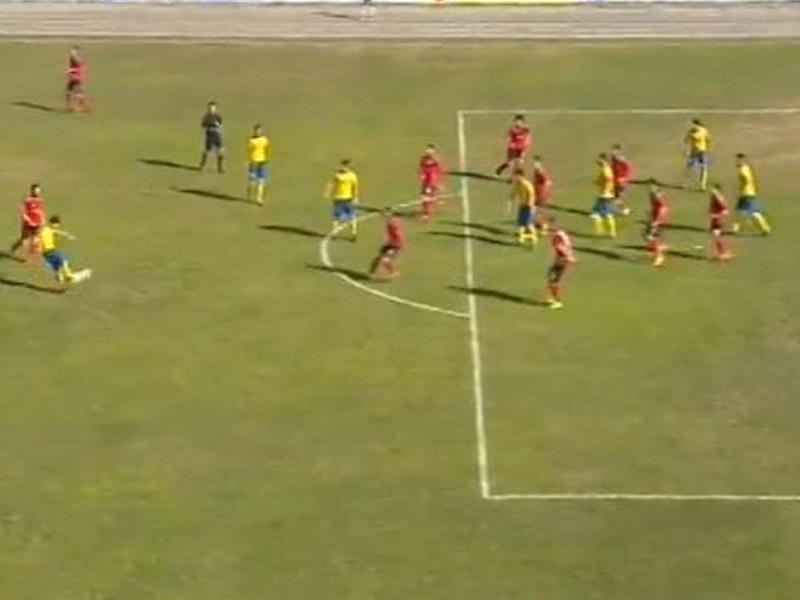 Gəncə stadionunda ARA QARIŞDI: oyun zamanı futbolçunu şillələdilər - VİDEO