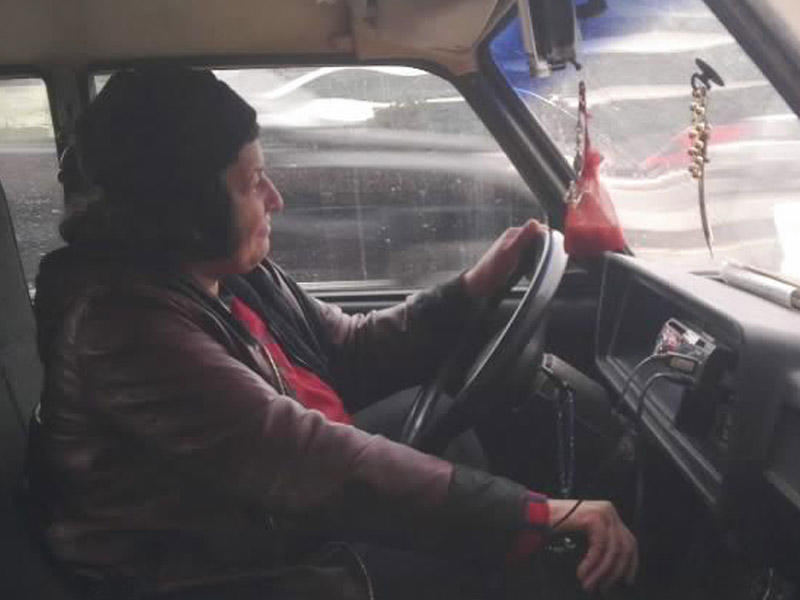 Qadın taksi sürücüsü: 