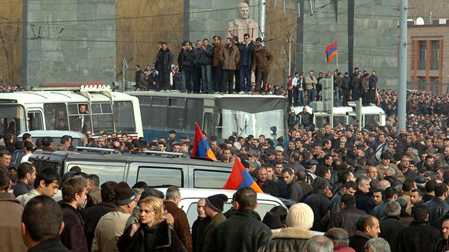 İrəvan ayağa qalxdı: Sarkisyana QARABAĞ TƏLƏBİ