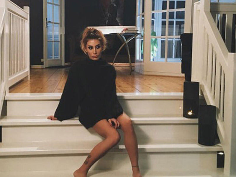 Sinəsinə silikon taxdıran müğənni: 