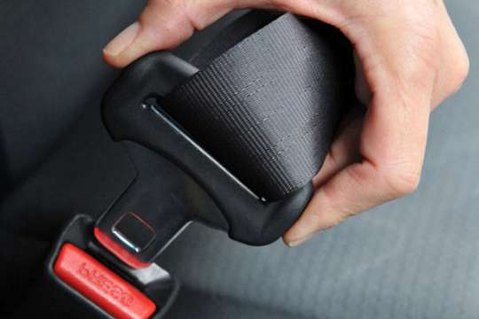 Arxa oturacaqlarda təhlükəsizlik kəmərindən istifadə etməməyə görə cərimə ödənilməlidir? - Rəsmi cavab