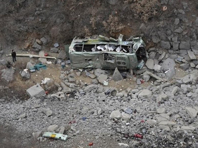 Mikroavtobus dərəyə aşdı - ailənin 18 üzvü öldü