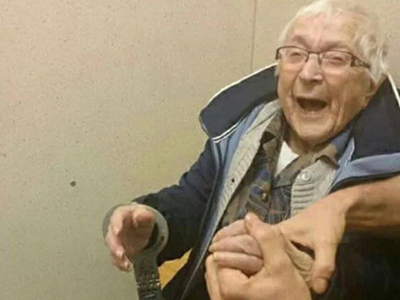 99 yaşlı qadın polislərdən elə şey istədi ki... - FOTO