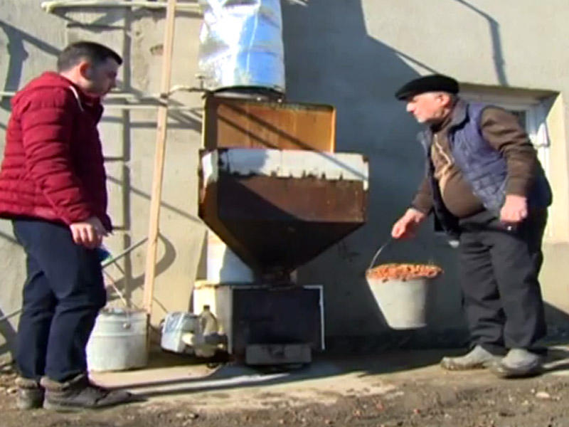 Azərbaycanda qeyri-adi ixtira - Evi fındıqla qızdırırlar - VİDEO - FOTOLAR