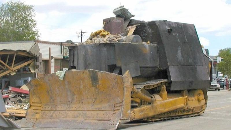 Zirehli texnika düzəltdi, hüququnu tapdayan məmurların başına OYUN AÇDI - VİDEO