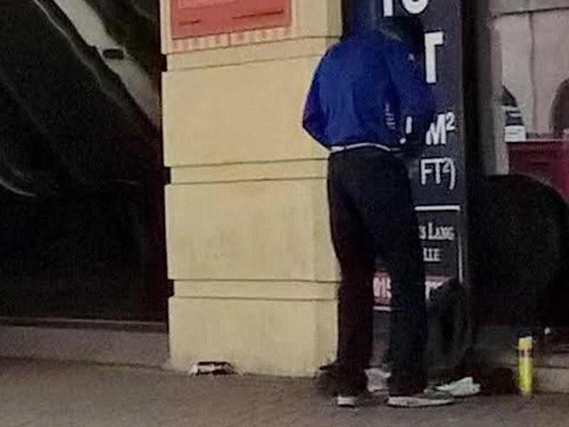 Səliqəli əlbisəsini çıxarıb, 