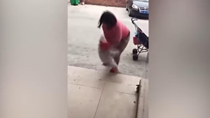 Ana övladını təpiklədi - VİDEO (18+)