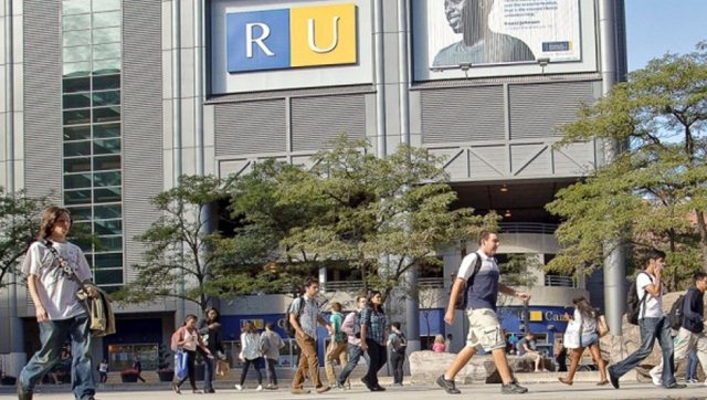 Məsciddə dua etdiyi üçün universitetdən qovuldu