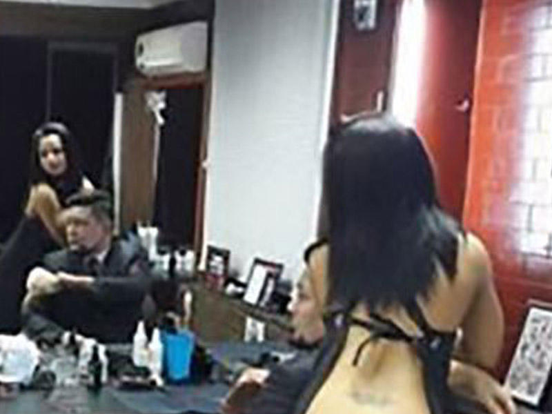 Kişilər bu salona getmək üçün can atırlar - Bərbərlər çılpaq qızlardır - FOTO