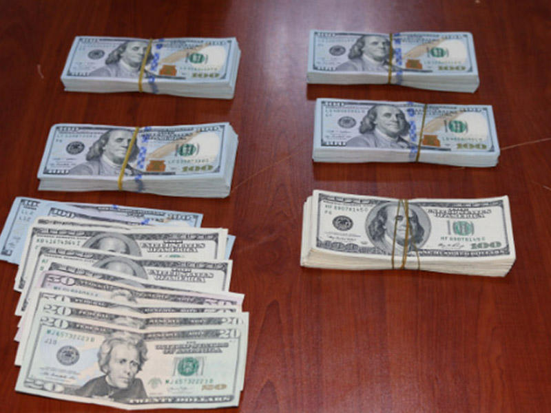 Bakı-Moskva aviareysində ŞÜBHƏLİ ŞƏXS - Üzərinə baxış zamanı... - VİDEO 