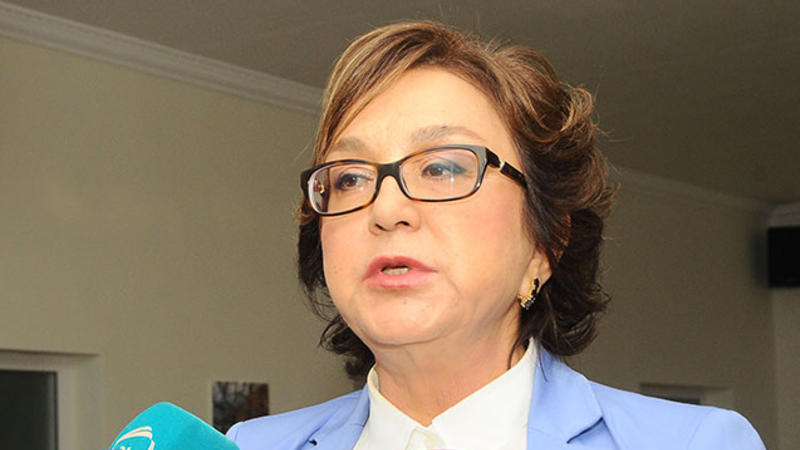 Məleykə Abbaszadədən QƏRİBƏ ADDIM - soyuq havaya görə ÜZR İSTƏDİ