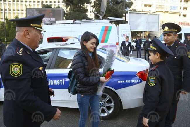 Azərbaycan polisindən qadınlara sürpriz - FOTOLAR