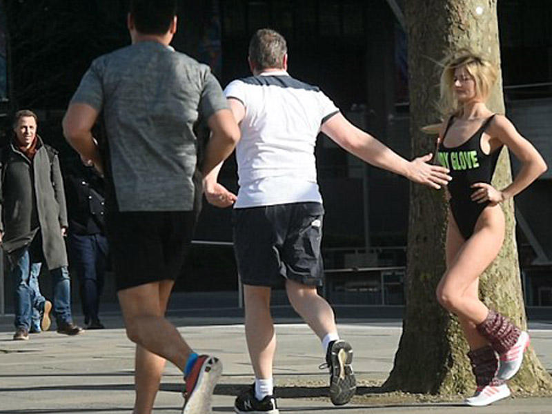 Küçədə yarıçılpaq məşq olarsa... - maraqlı eksperiment - VİDEO