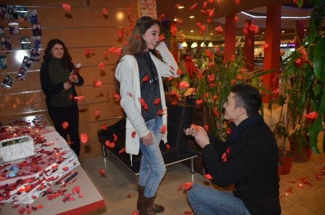 Bayramda azərbaycanlı müğənninin başına gül çırpdılar - FOTO