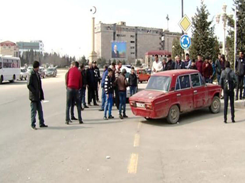 Gəncədə ağır qəza: Maşın bacı-qardaşı əzdi - VİDEO