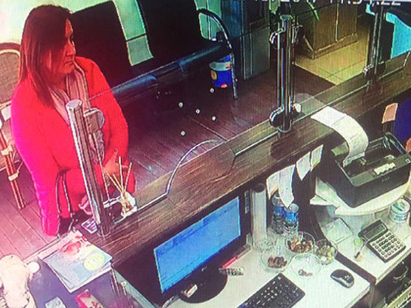 Lombarddan saxta bilərziklə 2 min 900 pul götürən qadın kameraya düşdü - VİDEO