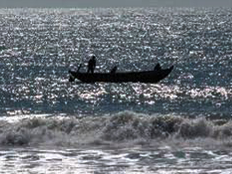 Xəzərdə 4 balıqçının olduğu qayıq çevrildi