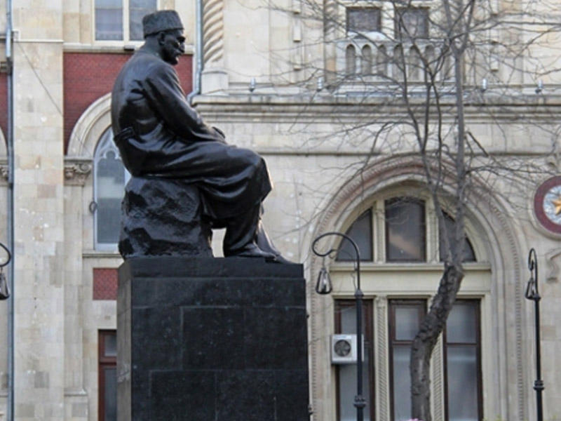 Bakıda qeyri-adi olay: Sabirin heykəli tüstüləndi - VİDEO