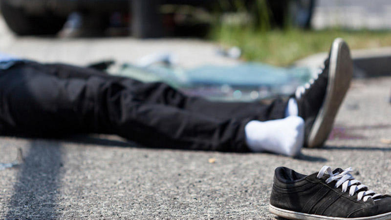 DƏHŞƏTLİ QƏZA: Piyada körpüdən yıxıldı, üstündən avtomobil keçdi - VİDEO