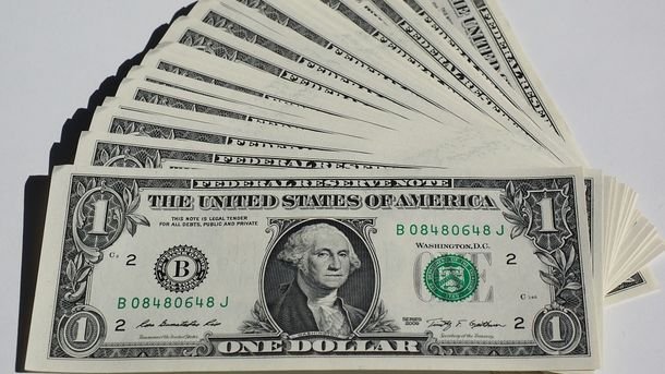 Banklarda DOLLAR AJİOTAJI: Əhali əlindəki pulu təcili satır