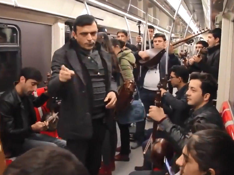 Bakı metrosunda maraqlı hadisə - Bir qrup gənc... - VİDEO