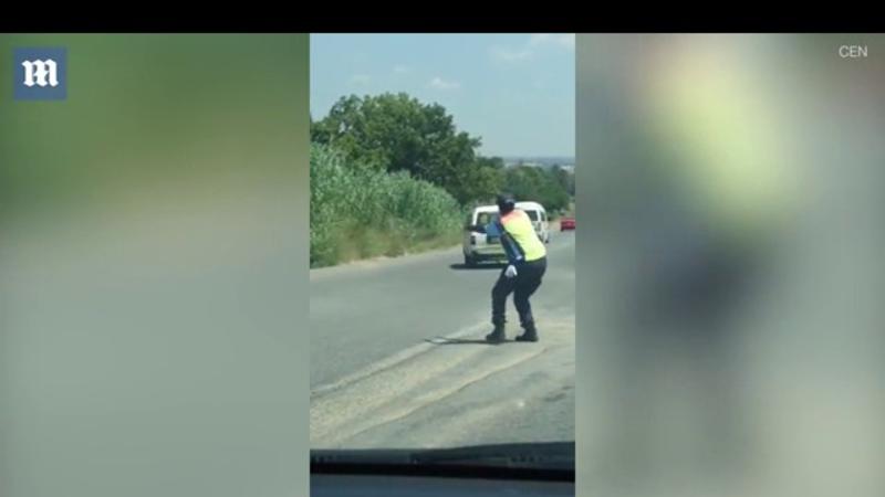 Bütün dünya bu yol polisindən danışır - Belə yol göstərən olmamışdı - VİDEO