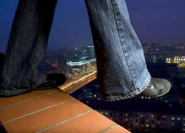 Bakıda dəhşətli İNTİHAR: Özünü 12-ci mərtəbədən atdı