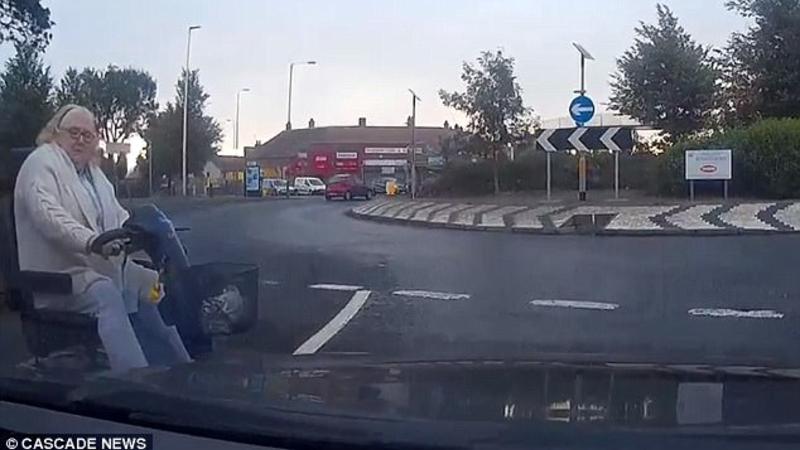 Fiziki qüsurlu qadın dəhşətli qəzadan son anda qurtuldu - VİDEO