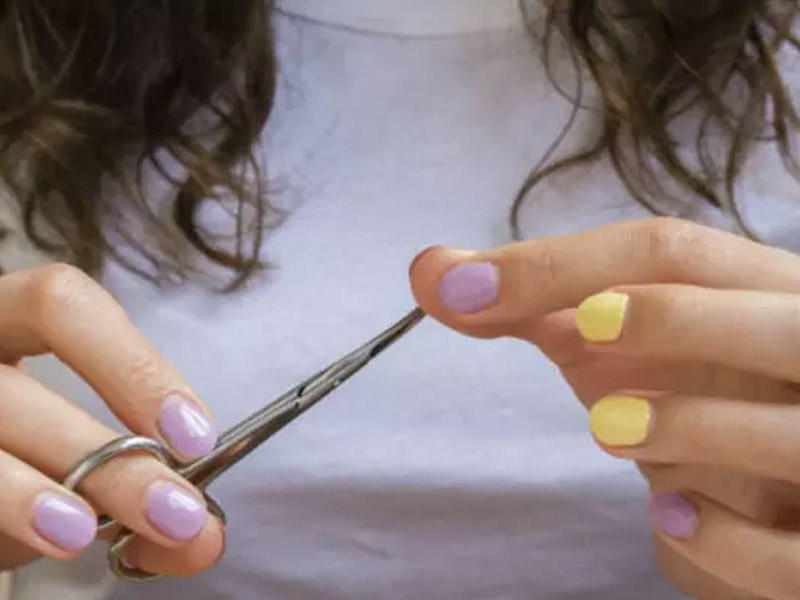 25 yaşlı qız qayçı ilə özünü vurdu - Bakıda