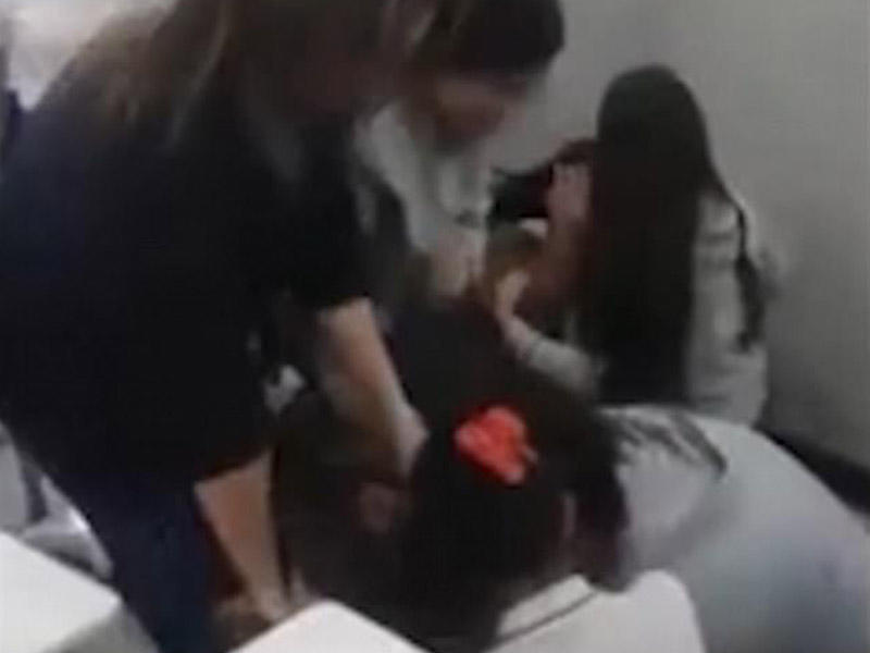 Şok kadrlar: sinif otağı döyüş meydanına döndü - VİDEO