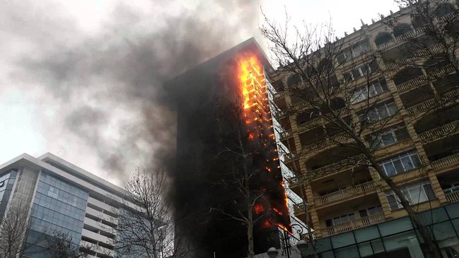 SON DƏQİQƏ! Bakıda binada YANĞIN: ÖLƏN VAR