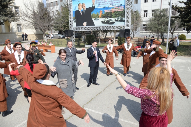 Nəsimi rayon İcra Hakimiyyəti tərəfindən Silahlı Qüvvələrin Baş Klinik Hospitalında əsgərlərlə bayram tədbiri keçirilib