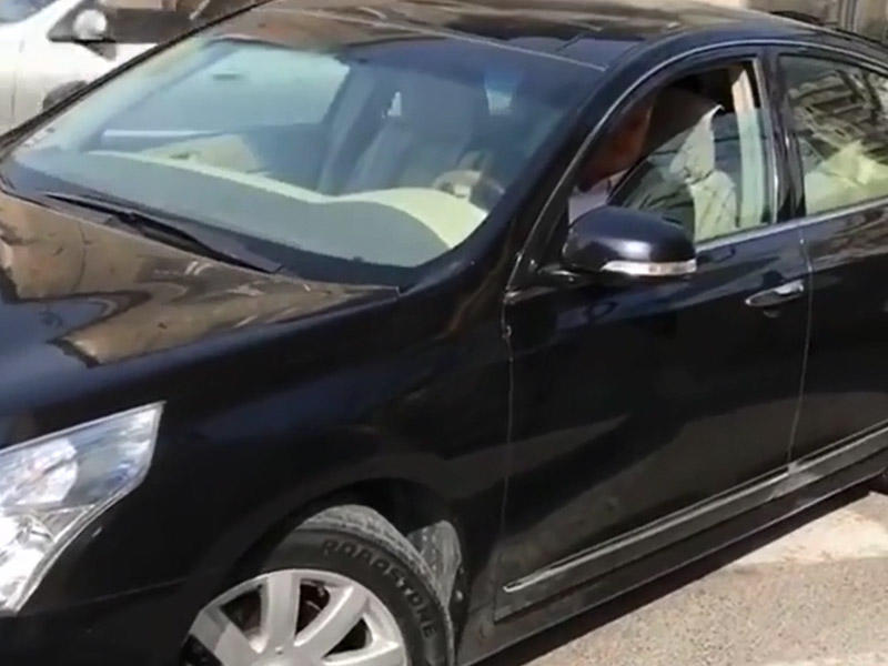 Bakıda dövlət maşını qayda pozdu, sürücü piyada yolunu bağladı - VİDEO