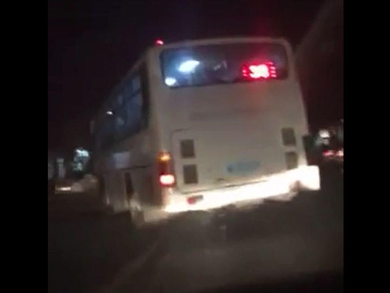 Bakıda sərnişin dolu avtobus təhlükəli manevrlər - VİDEO