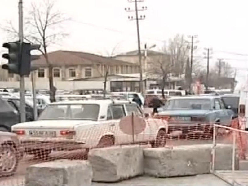 Təmir işləri sürücülərə çətinlik yaradır - Qurumlar susur - VİDEO