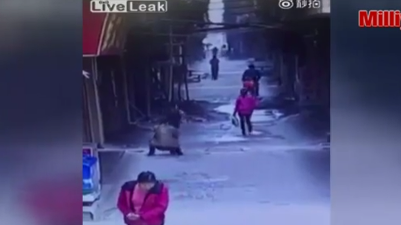 Kişi küçədə gəzən mini yubkalı qızın alt paltarını çıxardı və... - ANBAAN VİDEO (18+)