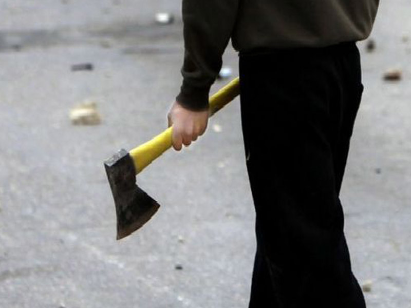 Bayram günü oğul anasını balta ilə doğradı - Özünü körpüdən atdı