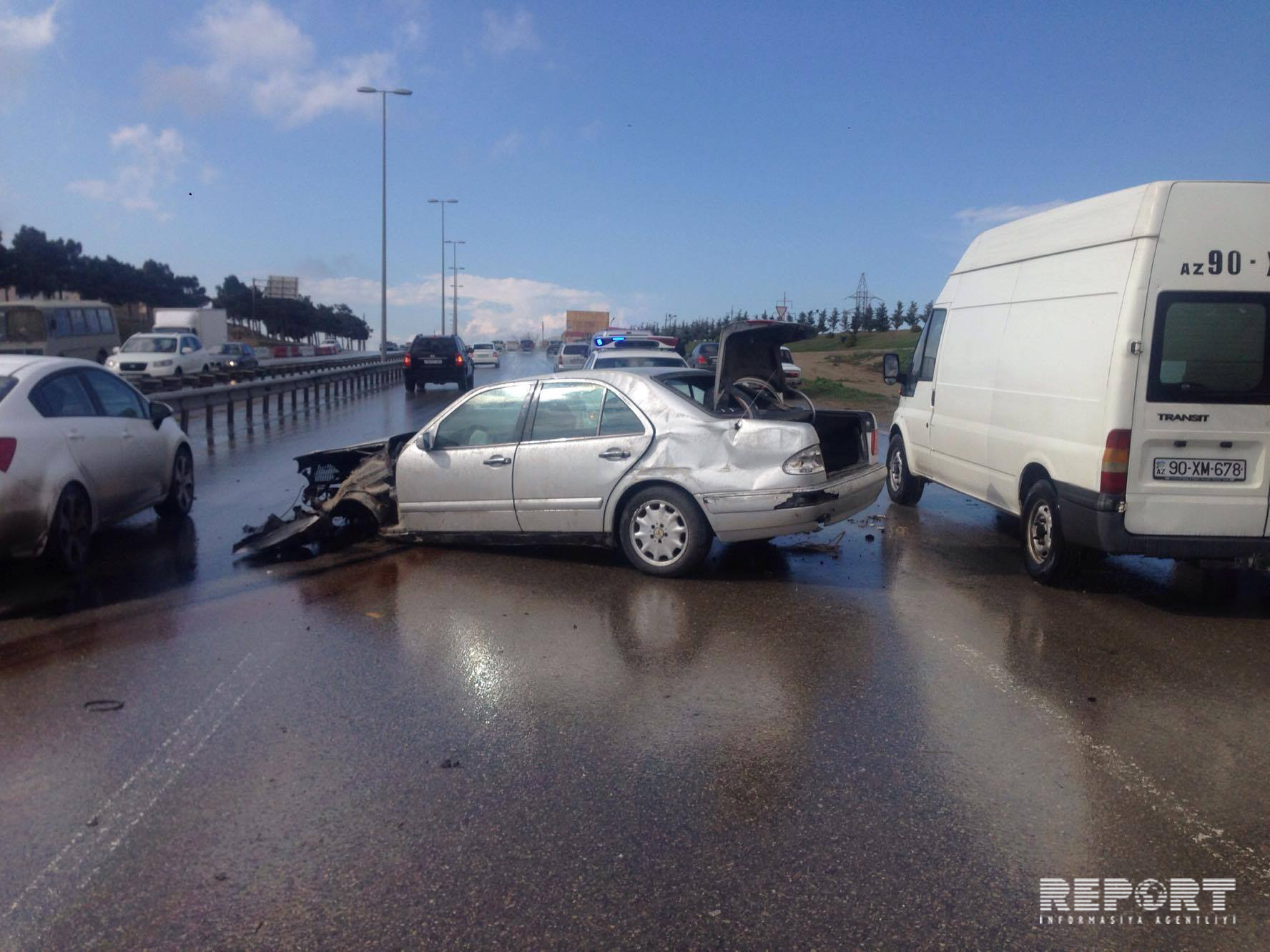 Bakı-Sumqayıt şossesində avtomobil körpüyə çırpılıb- FOTOLAR