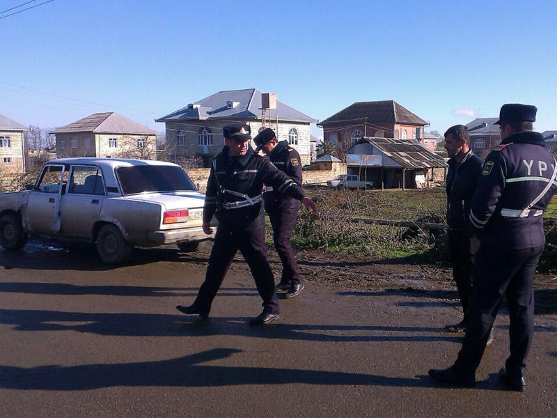 Piyada vuruldu: sürücü deyir, adama yox, dirəyə çırpılıb - FOTO