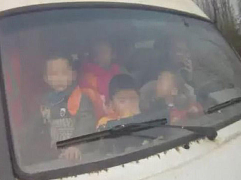 Polis heyrətləndi: mikroavtobusdan 74 uşaq çıxdı - VİDEO