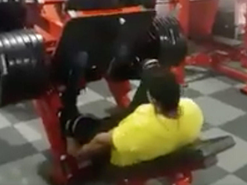 İdman zalında dəhşətli görüntü: ağır çəki götürən idmançının ayağı sındı - VİDEO