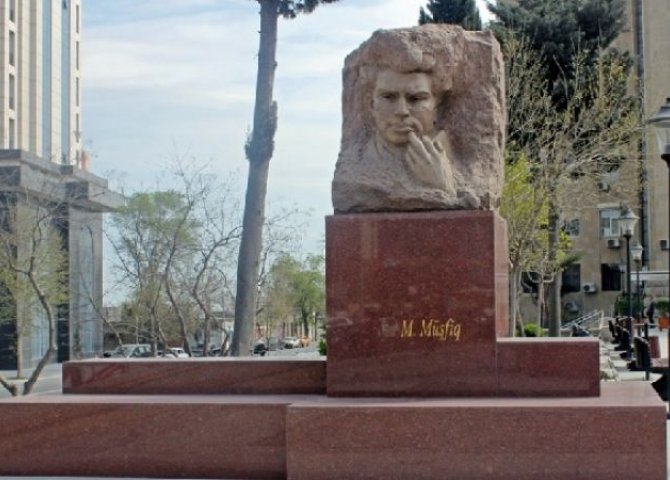 Mikayıl Müşfiqin heykəli yerinə qoyuldu