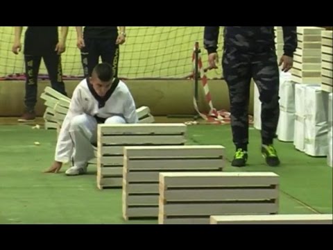 Başı ilə beton blokları yardı, dünya rekorduna imza atdı - VİDEO