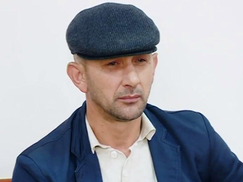 Polis maşınının üstünə çıxıb əzən şəxs ağladı: