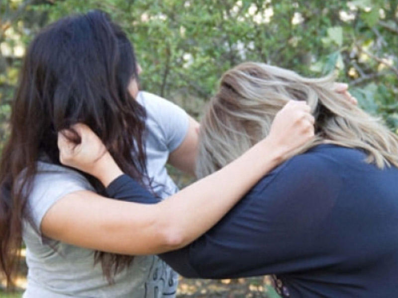 “Tarqovı”da qızlar saçyolduya çıxdılar - Polis güclə ayırdı