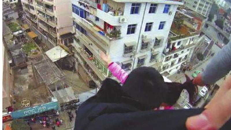 Liftlə düşməmək üçün özünü binadan atdı - VİDEO