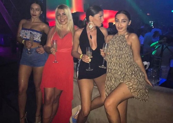 “Playboy”un azərbaycanlı gözəli belə dincəlir - Fotolar